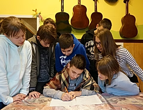 grupa dzieci podpisuje regulamin