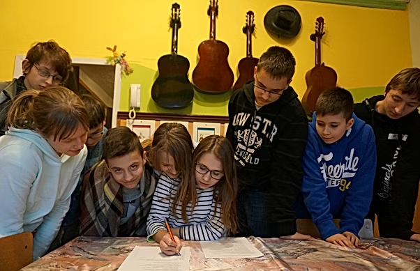 grupa dzieci podpisuje regulamin