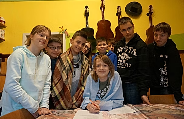 grupa dzieci podpisuje regulamin